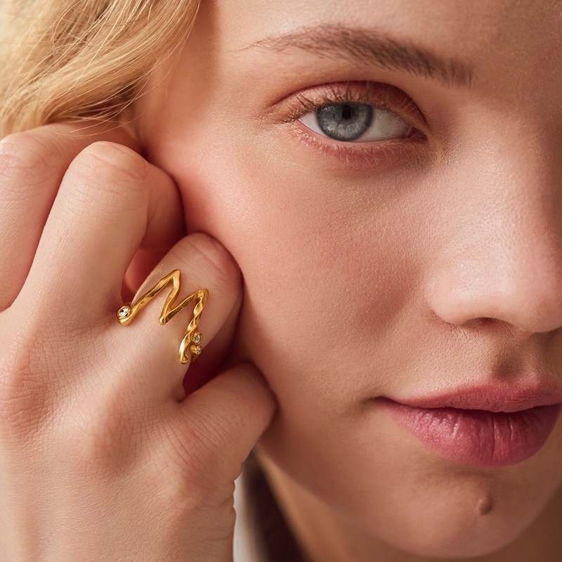 Maanesten - Alfabet ring i forgyldt sølv - M